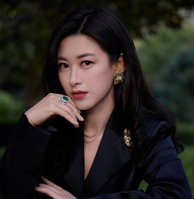 Không nhịn ăn hay tập bụng vẫn giảm 25kg, 3 cách dễ bất ngờ giúp mỹ nhân lọt top đẹp nhất thế giới về dáng đỉnh 1 Vẻ đẹp kiêu sa, đài các của Chu Châu giúp cô luôn giữ vững vị trí trong top danh sách những người phụ nữ đẹp nhất thế giới suốt 8 năm liên tiếp.