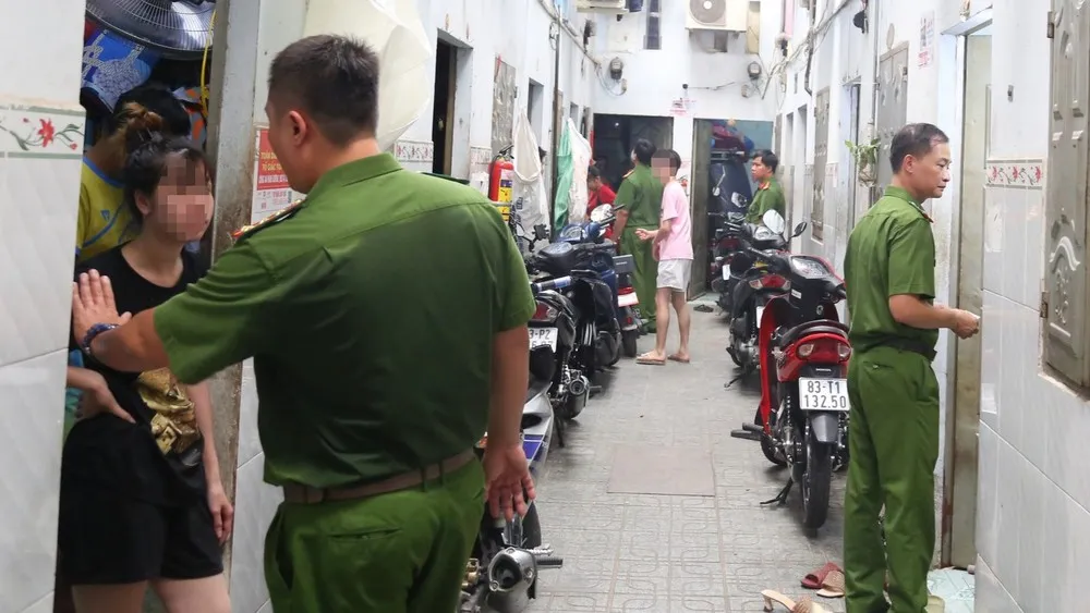Công an kiểm tra cư trú tại một nhà trọ ở TP.HCM. Ảnh minh họa: CA IMG_6410.jpeg