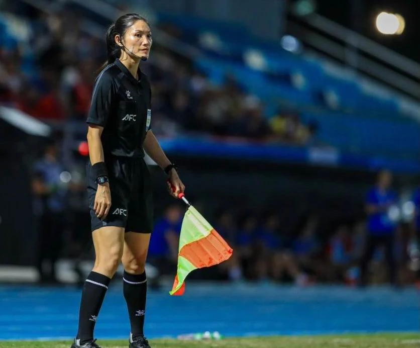 Trợ lý 1 Chanthavong Phutsavan mắc lỗi kỹ thuật làm sai lệch kết quả trận đấu: Ảnh: CTP Chan.jpg