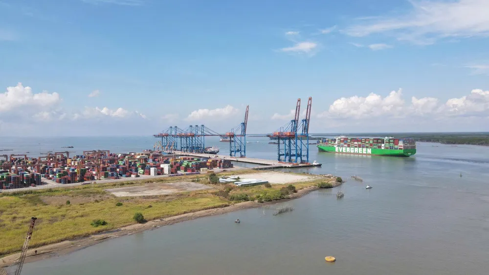 Tàu hàng ra vào khu vực cảng Cái Mép - Thị Vải. Ảnh: KHÁNH NAM Cang-cai-mep_27-11.jpg