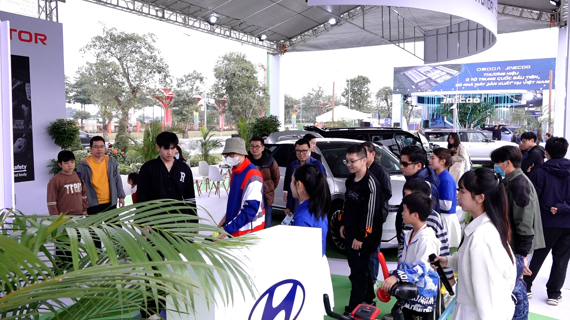 Người dân thích thú trải nghiệm gian trưng bày của Hyundai