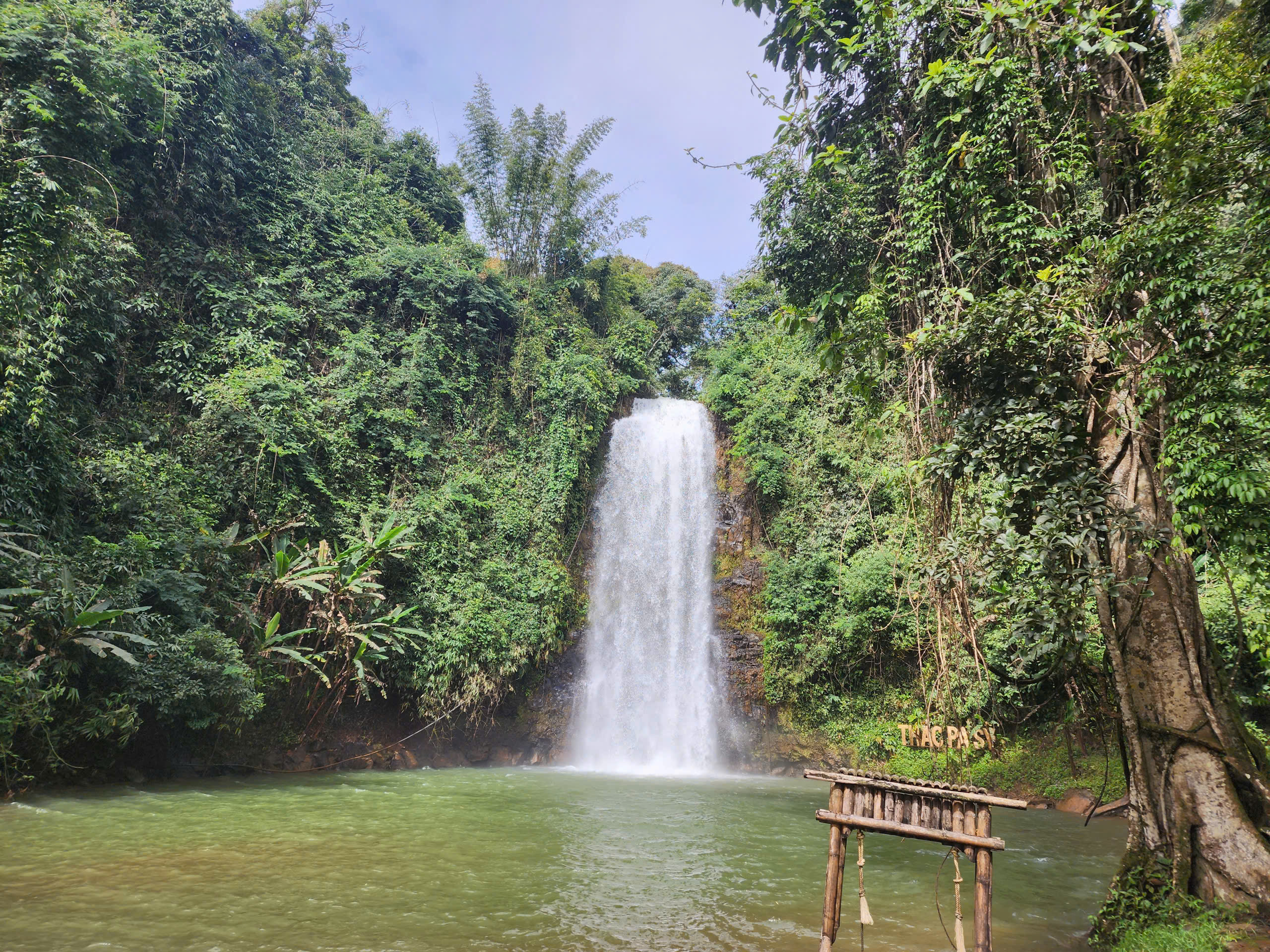 Khu vực thác Pa Sĩ ở Măng Đen tan nát do mưa lũ, địa phương đóng cửa, chưa hẹn ngày mở lại 1 Khu vực thác Pa Sĩ ở Măng Đen tan nát do mưa lũ, địa phương đóng cửa, chưa hẹn ngày mở lại - Ảnh 1.