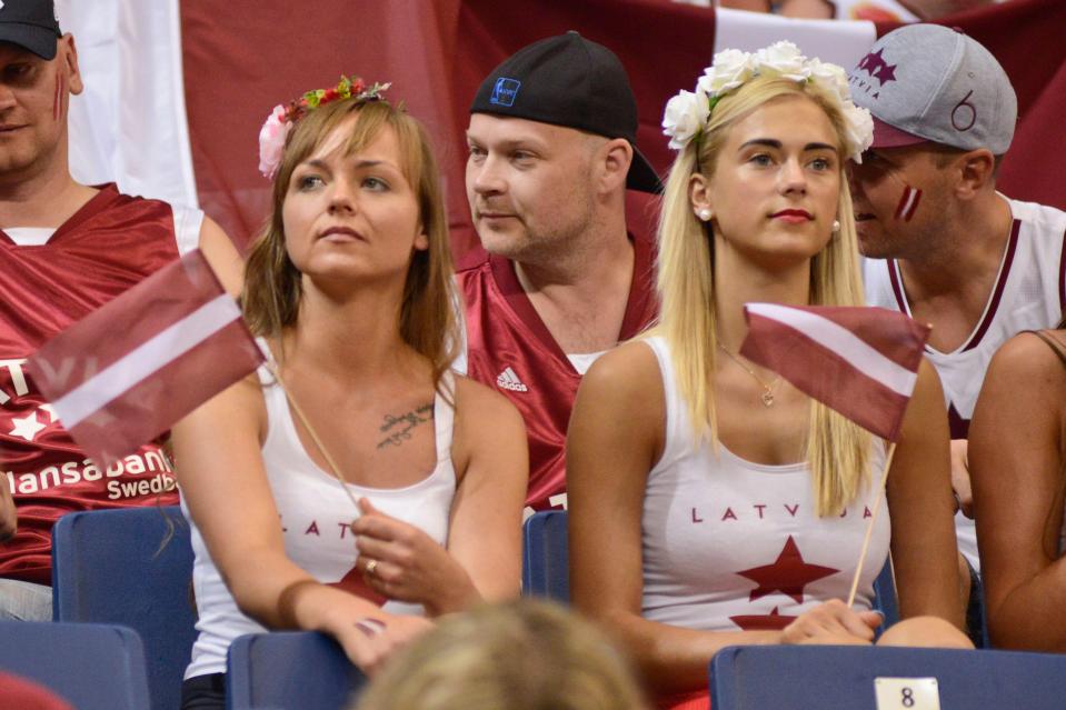 Khung hoang thieu dan ong o Latvia khien dich vu