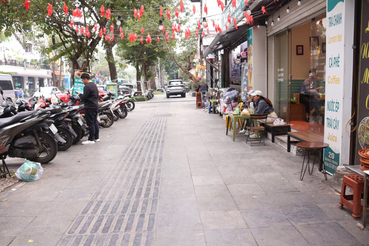 Kiên quyết với xâm phạm vỉa hè - Ảnh 1.