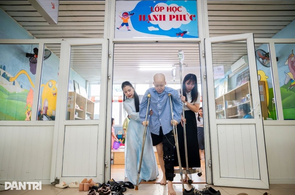 Kiệt quệ vì chữa ung thư, cậu bé vẫn ôm ước mơ được quay lại trường học - 1