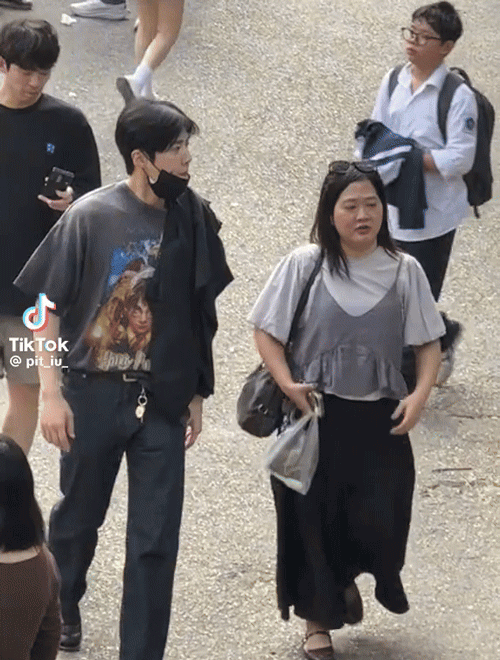 Kim Seon Ho dạo phố Hà Nội, mua cốm, mua cả... Iphone!- Ảnh 1.