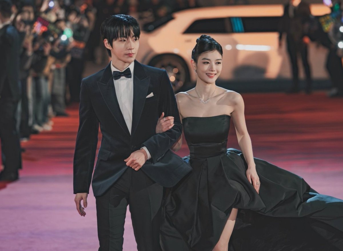 Kim Yoo Jung nũng nịu trong 6 giây thần thánh khiến AAA náo loạn 8 Kim Yoo Jung nung niu trong 6 giay than thanh