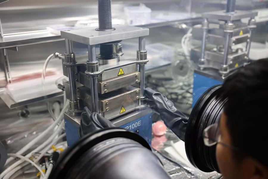 Kim loại mỏng 'không tưởng' của Trung Quốc vào Top 10 đột phá vật lý 2025 - Ảnh 1. kim loại - Ảnh 1.