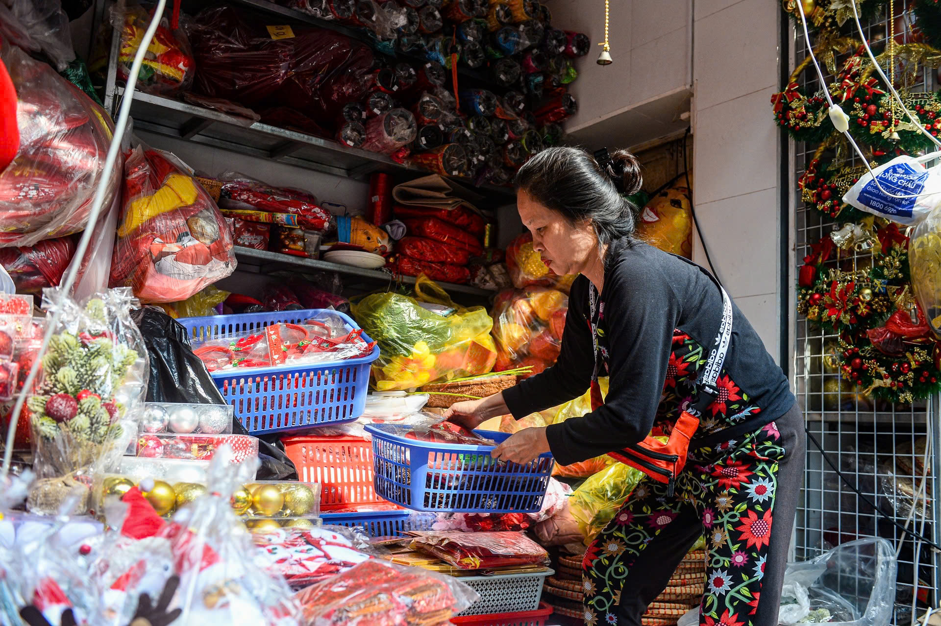 Kinh doanh trong 5 mét vuông, người dân phố cổ xoay xở khi vỉa hè thu gọn - Ảnh 1. Kinh doanh trong 5 mét vuông, người dân phố cổ xoay xở khi vỉa hè thu gọn - Ảnh 1.