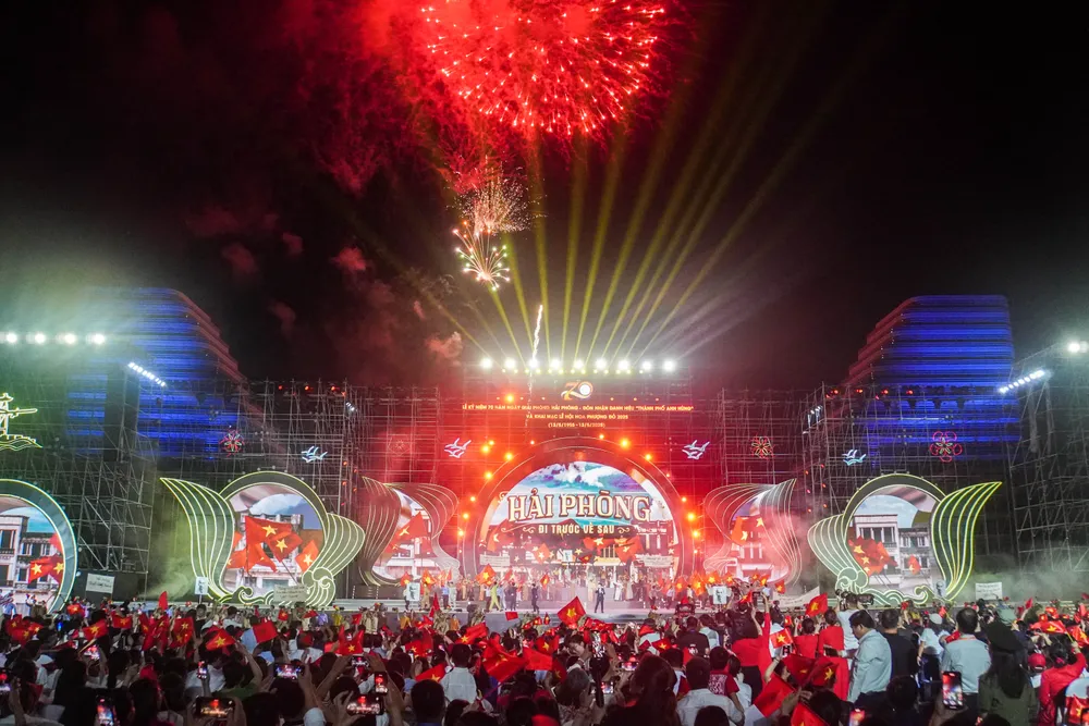 Lễ hội Hoa Phượng Đỏ 2025 là một trong những sự kiện lớn, được tổ chức hoành tráng của Hải Phòng. Ảnh: NS hai-phong-don-nhan-danh-hieu-thanh-pho-anh-hung-8.JPG