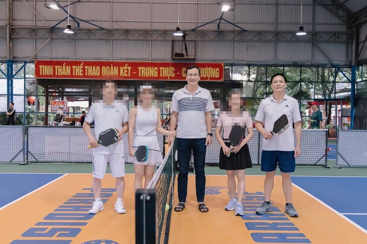 Kỷ luật Bí thư xã bỏ học chính trị đi chơi pickleball cùng 2 cán bộ 1 Kỷ luật Bí thư xã bỏ học chính trị đi chơi pickleball cùng 2 cán bộ - Ảnh 1.