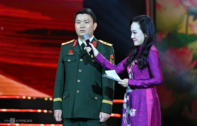 Trung tá Nguyễn Mạnh Linh chia sẻ tại Đại hội thi đua yêu nước. Ảnh: Giang Huy