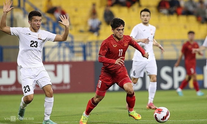 Khuất Văn Khang (số 11) đi bóng trước hậu vệ Kyrgyzstan ở lượt trận cuối giải giao hữu Doha Cup tại Qatar ngày 29/3/2023. Ảnh: Hải Huynh