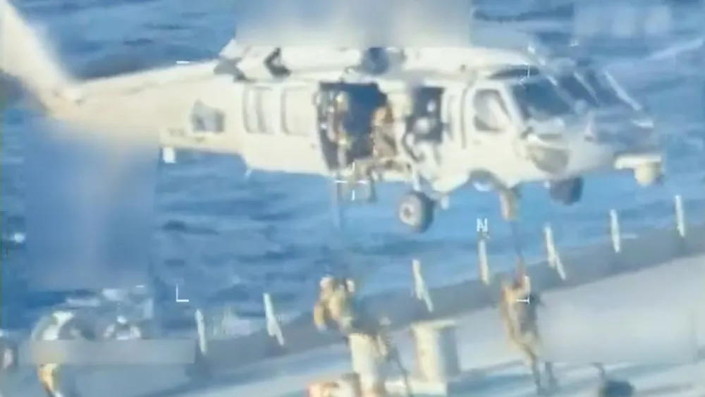 Lính Mỹ từ trực thăng đổ bộ xuống bắt giữ siêu tàu chở dầu Skipper hôm 10-12. Ảnh: AFP/US Attorney General 1412 Cuba lên án việc Mỹ bắt tàu chở dầu Venezuela làm bóp nghẹt kinh tế Cuba.png