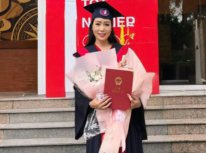 Á hậu Việt học tiến sĩ ở tuổi 54: Là giám đốc sân khấu kịch, hôn nhân viên mãn- Ảnh 1.