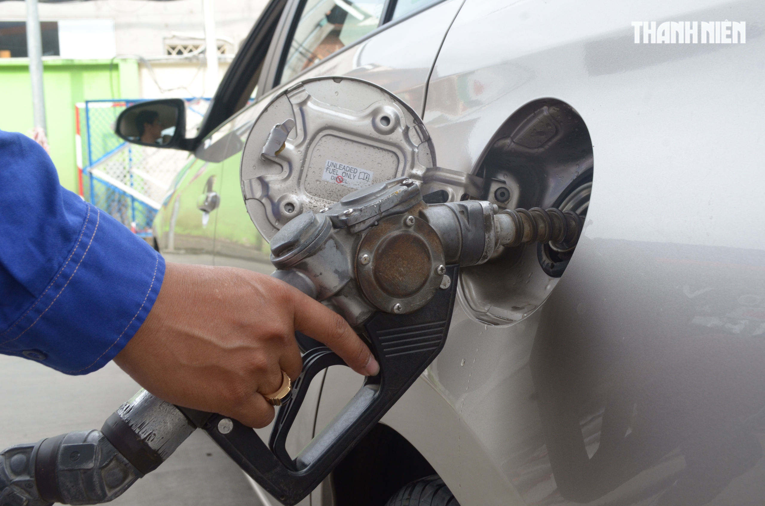 Lắc xe khi đổ xăng, sai lầm tai hại của người dùng ô tô xe máy - Ảnh 1.