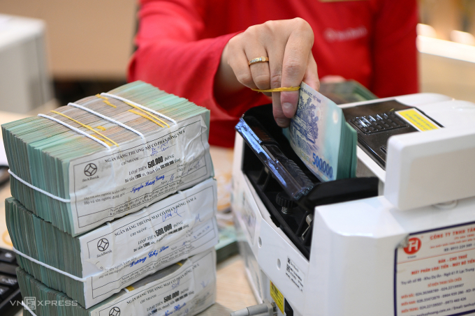 Giao dịch tại một ngân hàng thương mại. Ảnh: Giang Huy