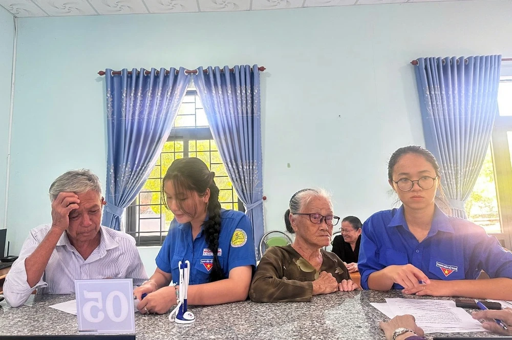 Đoàn viên xã Hòa Thắng, Lâm Đồng giúp người cao tuổi giải quyết thủ tục hành chính. Ảnh: PN 400.000 đồng