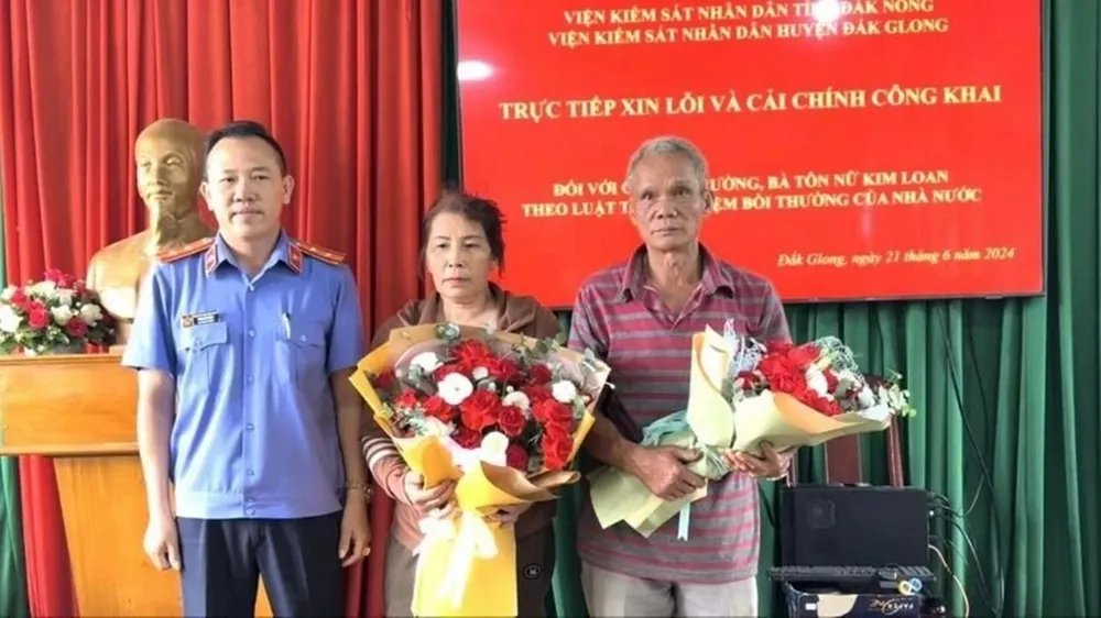 Đại diện VKS tại buổi xin lỗi công khai vợ chồng ông Lê Trường - bà Tôn Nữ Kim Loan. Ảnh VŨ LONG. vụ án oan sai