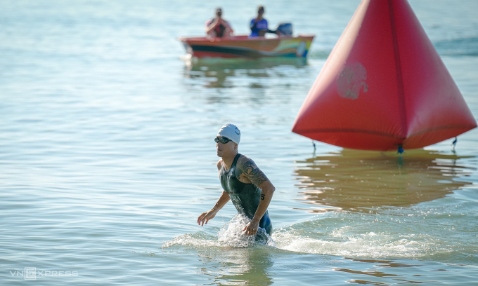 Lâm Quang Nhật lên bờ đầu tiên trong phần thi 750m bơi.