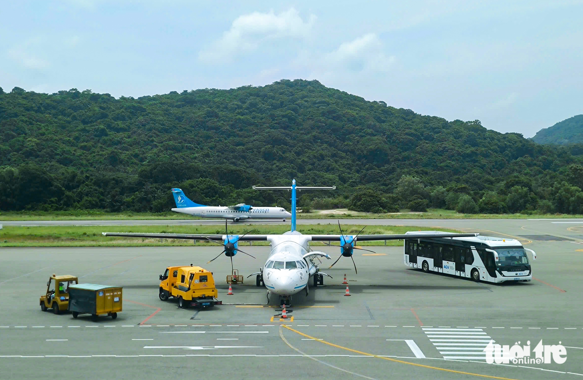 Làm cáp treo nối sân bay Cỏ Ống đến trung tâm Côn Đảo để giảm tác động đến rừng - Ảnh 1.