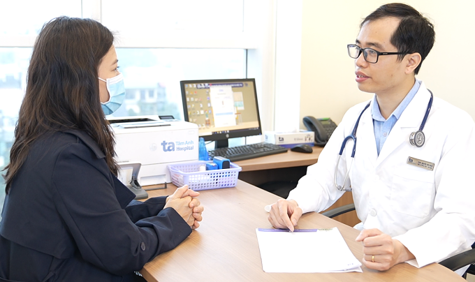 Bác sĩ khám cho bệnh nhân tái phát hen suyễn. Ảnh. Bệnh viện Đa khoa Tâm Anh.