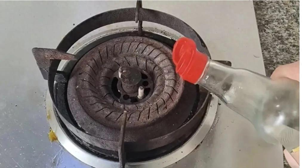 Mẹ tôi truyền lại mẹo nhỏ với giấm trắng: Làm xong tôi mới biết mình đã phí tiền bao năm- Ảnh 1.