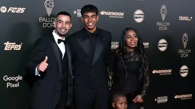 Yamal chụp ảnh cùng bố mẹ khi đi dự lễ trao giải Quả Bóng Vàng.