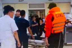 Công an Nghệ An dùng xe chuyên dụng đưa thiếu niên 15 tuổi đi cấp cứu trong mưa bão