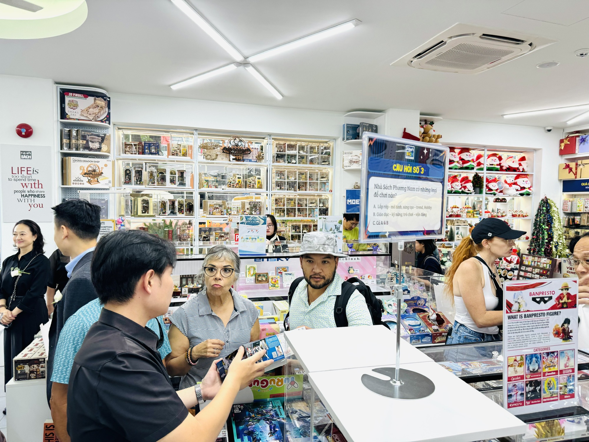 Lần đầu tiên có nhà sách 'không ngủ' trên đất vàng Nguyễn Huệ- Ảnh 1.