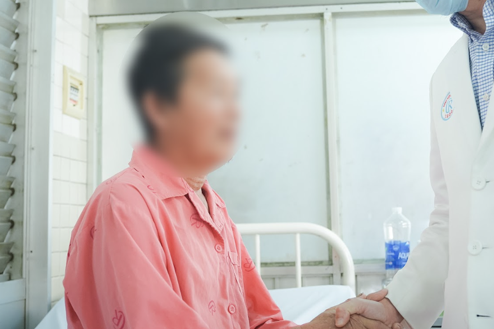 Lần đầu tiên ở Việt Nam, dùng hệ thống nội soi 4K mổ u tuyến yên khổng lồ - 1