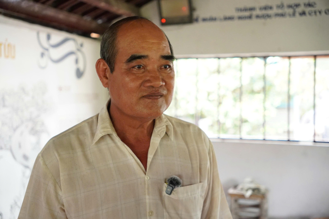 Nghệ nhân Hạ Chí Huỳnh tại gian nhà nấu rượu của gia đình ở xã Tân Xuân, Vĩnh Long. Ảnh: BSA