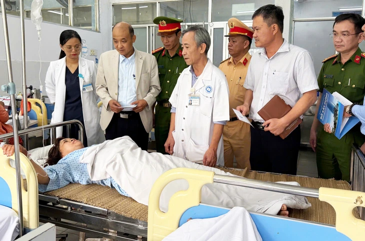 Lãnh đạo Đà Nẵng thăm các nạn nhân vụ tai nạn xe khách và đầu kéo trên cao tốc, 4 người chết 1 tai nạn - Ảnh 1.