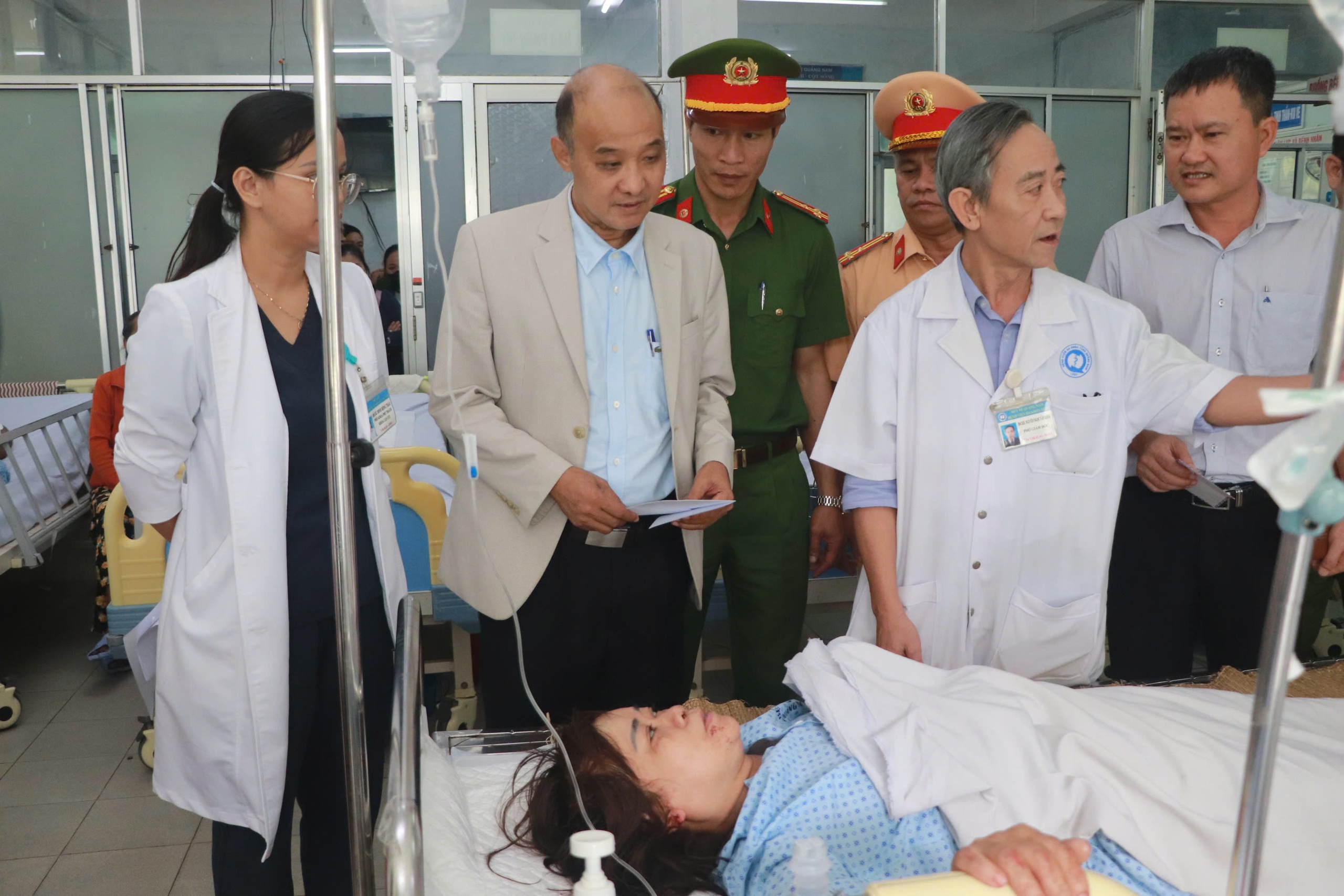 Tai nạn Đà Nẵng 4 người chết: Lãnh đạo thăm hỏi nạn nhân và gia đình - Ảnh 1. Tai nạn Đà Nẵng 4 người chết: Lãnh đạo thăm hỏi nạn nhân và gia đình - Ảnh 1.