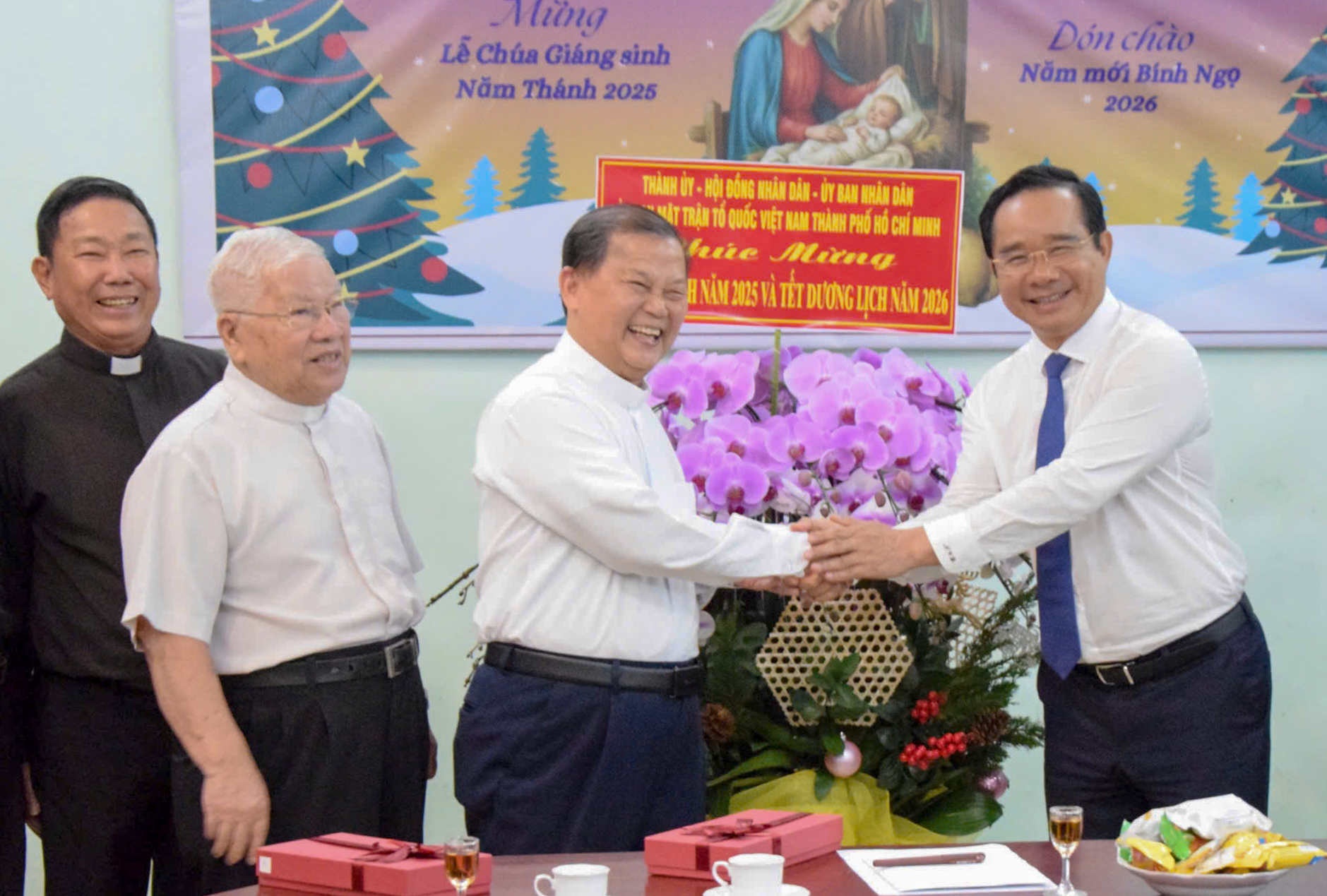 Lãnh đạo TP.HCM thăm, chúc mừng Giáng sinh các tổ chức, cá nhân tiêu biểu 2 nguyễn văn được - Ảnh 2.