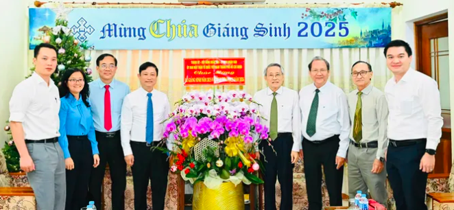 Lãnh đạo TP.HCM thăm, chúc mừng Giáng sinh các tổ chức, cá nhân tiêu biểu 3 Lãnh đạo TP.HCM thăm, chúc mừng Giáng sinh các tổ chức cá nhân tiêu biểu - Ảnh 3.