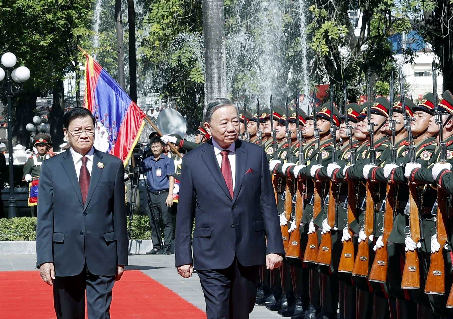 Lào đón Tổng Bí thư Tô Lâm theo nghi thức cao nhất dành cho nguyên thủ quốc gia - Ảnh 1.