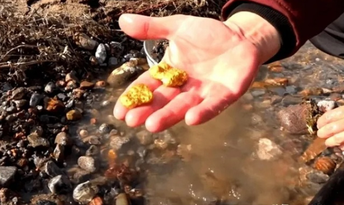 Lão nông phát hiện cả núi vàng trong hang, đem đến ngân hàng đổi lấy tiền thì cảnh sát ập đến- Ảnh 1.