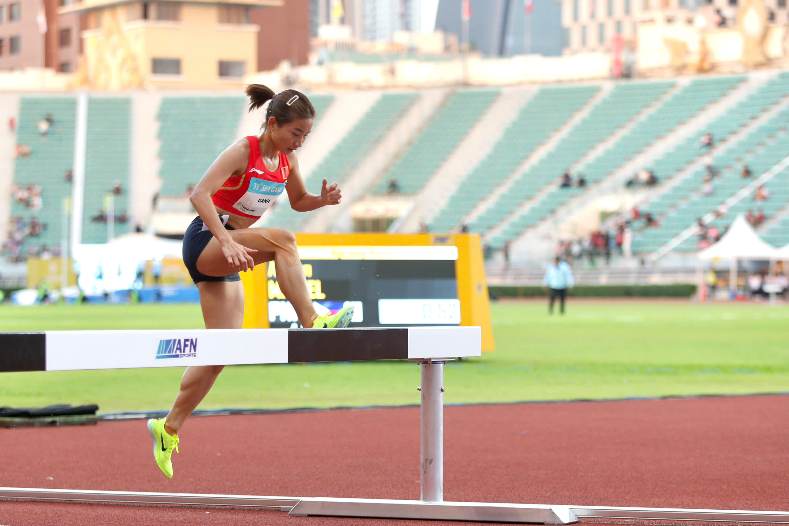 Lập hattrick HCV, ‘nữ hoàng’ điền kinh Nguyễn Thị Oanh rơi nước mắt khi đàn em nói lời chia tay SEA Games- Ảnh 1.