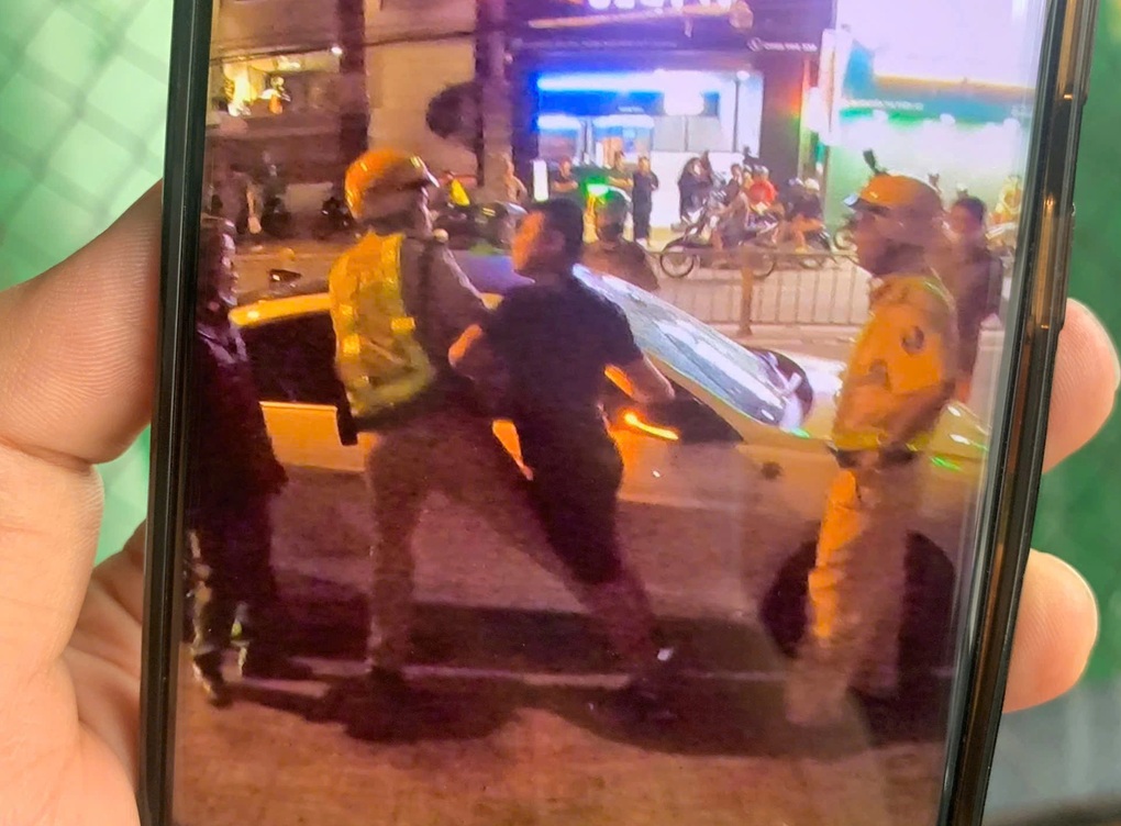 Lật tẩy chiêu trò đổi vai tài xế khi bị CSGT kiểm tra nồng độ cồn ở TPHCM - 1