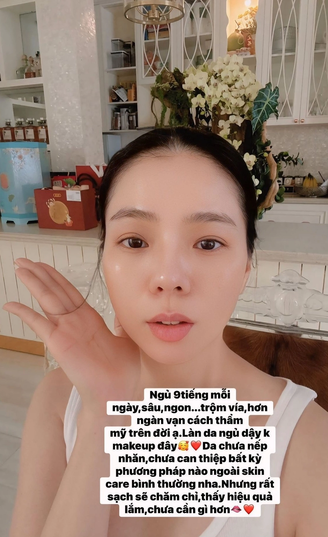 Lệ Quyên U45 da vẫn căng bóng: Chăm đắp mặt nạ hằng ngày, có bí quyết còn "hơn ngàn vạn cách thẩm mỹ trên đời" 5 Theo Lệ Quyên, ngủ 9 tiếng mỗi ngày là bí quyết hơn ngàn vạn cách thẩm mỹ trên đời.