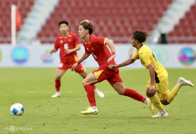 Tiền vệ Việt Nam Lê Viktor (giữa) thi đấu trong trận thắng Malaysia 2-0 ở lượt cuối bảng B bóng đá nam SEA Games 33, trên sân Rajamangala ở Bangkok, Thái Lan ngày 11/12/2025. Ảnh: Hiếu Lương