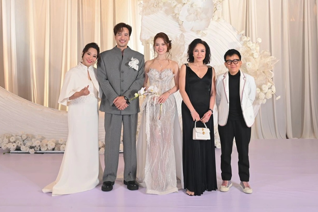 Lễ cưới Đoàn Minh Tài: Cô dâu kém 16 tuổi nghẹn ngào, đàn hát tặng chú rể - 1