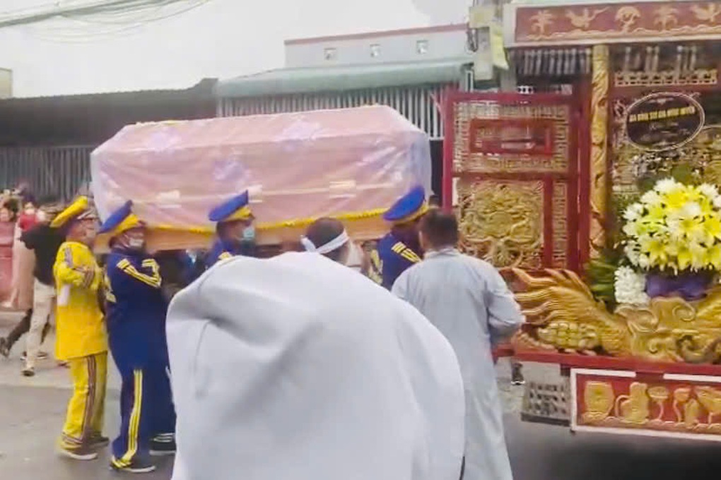 Lễ đưa tang tài tử Thương Tín: Vợ cũ và con gái 12 tuổi xuất hiện lặng lẽ - 1