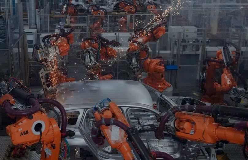 Sự hồi sinh của xe xăng: Lệnh cấm động cơ đốt trong được đề xuất hủy bỏ, nhiều hãng đồng loạt hủy kế hoạch làm xe điện- Ảnh 1.