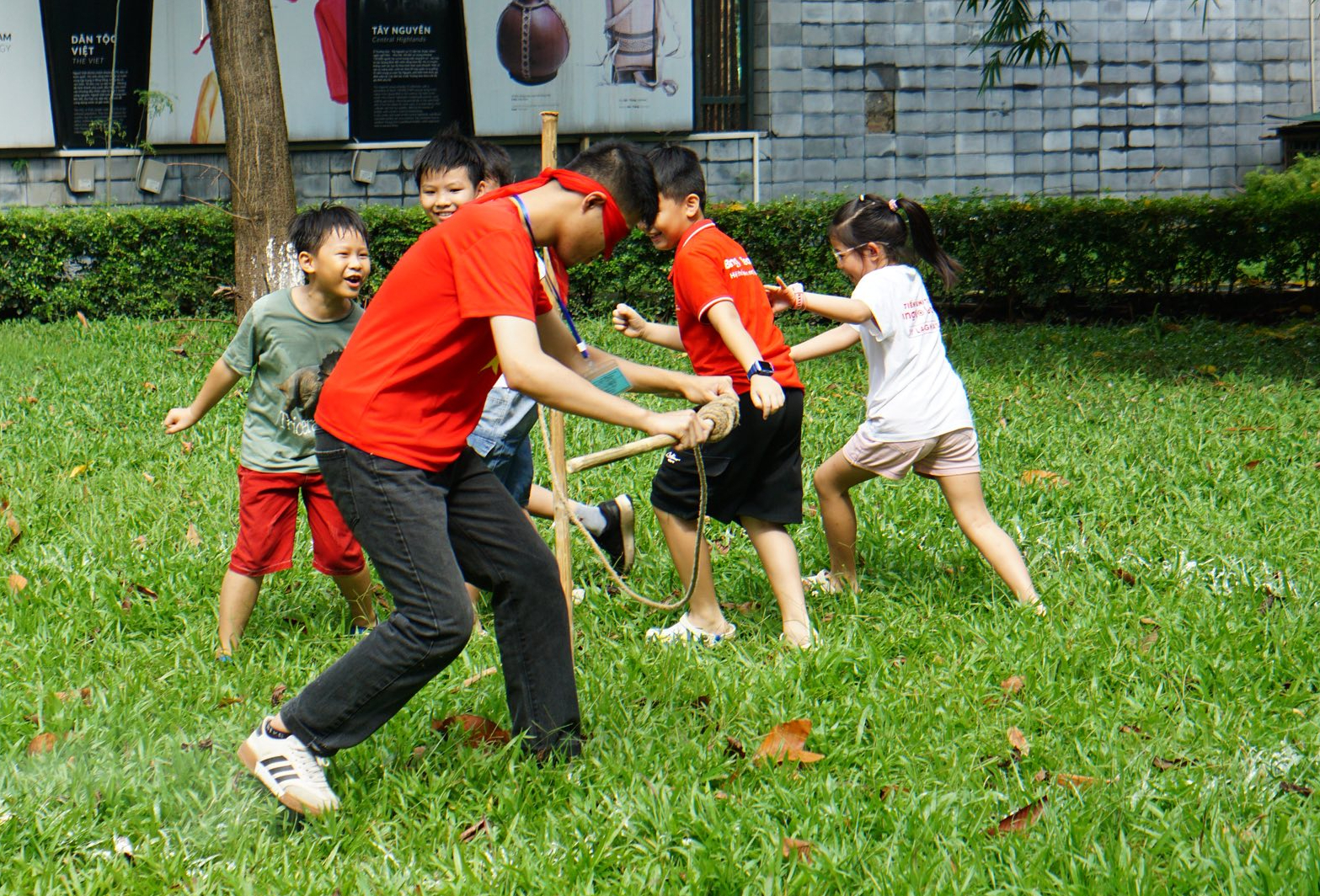 Lịch học dày đặc của con, ở trường, ở nhà, ở thầy chủ nhiệm, rồi học đàn, bóng bàn nhưng tôi đã sai 1 lịch học - Ảnh 1.