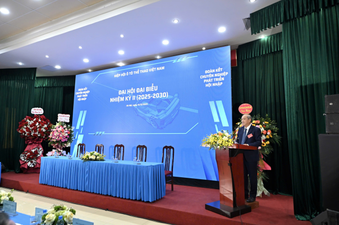 Ông Vương Bích Thắng phát biểu tại Đại hội đại biểu nhiệm kỳ II Hiệp hội Ôtô Thể thao Việt Nam ngày 14/12. Ảnh: Lepfoot