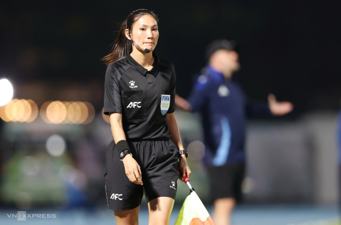 Trọng tài biên Chanthavong Phutsavan trong trận Việt Nam thua Philippines ở chung kết bóng đá nữ SEA Games 33, trên sân Chonburi, Thái Lan ngày 17/12/2025. Ảnh: Đức Đồng