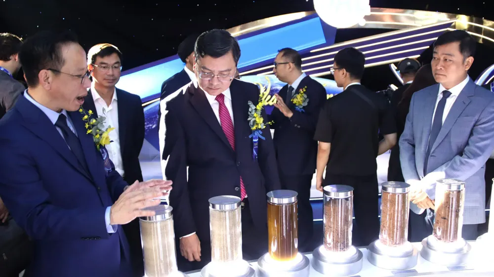 Ông Nguyễn Công Vinh, Phó Chủ tịch UBND TP.HCM (giữa) tham quan, nghe giới thiệu về quy trình vận hành của dây chuyền, các sản phẩm ép dầu đậu nành. Ảnh: TK dau-dau-nanh-h4.JPG