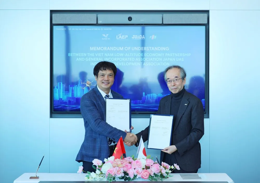 Ông Nguyễn Văn Khoa - Chủ tịch LAEP đại diện ký kết thỏa thuận hợp tác chiến lược với JUIDA. lien-minh-kinh-te-tam-thap-viet-nam-laep-bat-tay-juida-phat-trien-he-sinh-thai-uav-drone.jpg